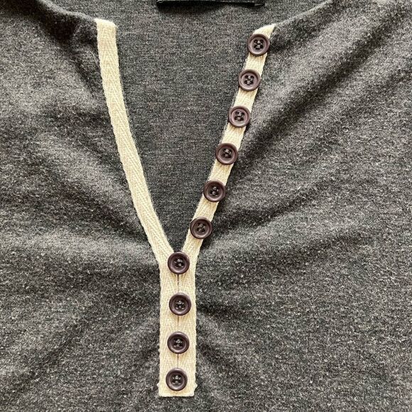 Patty Boutik Gray Tee w V Neck and Decorative Buttons Size Small - Picture 6 of 8